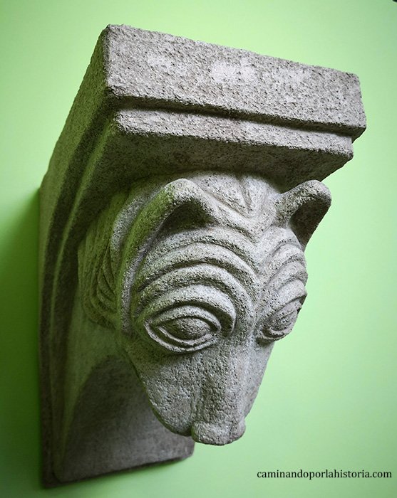 Capitel románico con una cabeza de lobo 