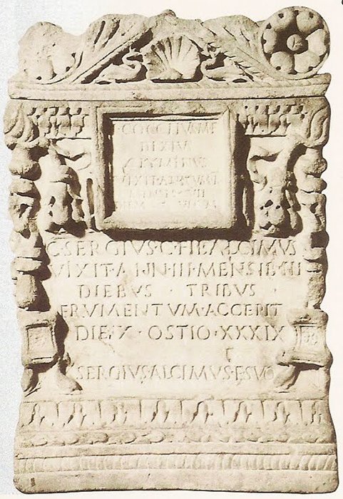 Ejemplo de estela funeraria romana del siglo I d. C. 